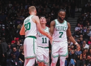 包含纽约尼克斯发布备战花絮；今晚迎来里程碑；NBA总决赛任务艰巨；阵容厚度经受考验的词条