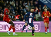 包含梅西回归赛场，连败首场状态亮眼，巴黎圣日耳曼观众沸腾！的词条