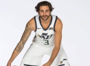 今夜欧联传出新动向，犹他爵士临场应变，管理层表态：赛场秩序良好，高层口径保持一致的简单介绍